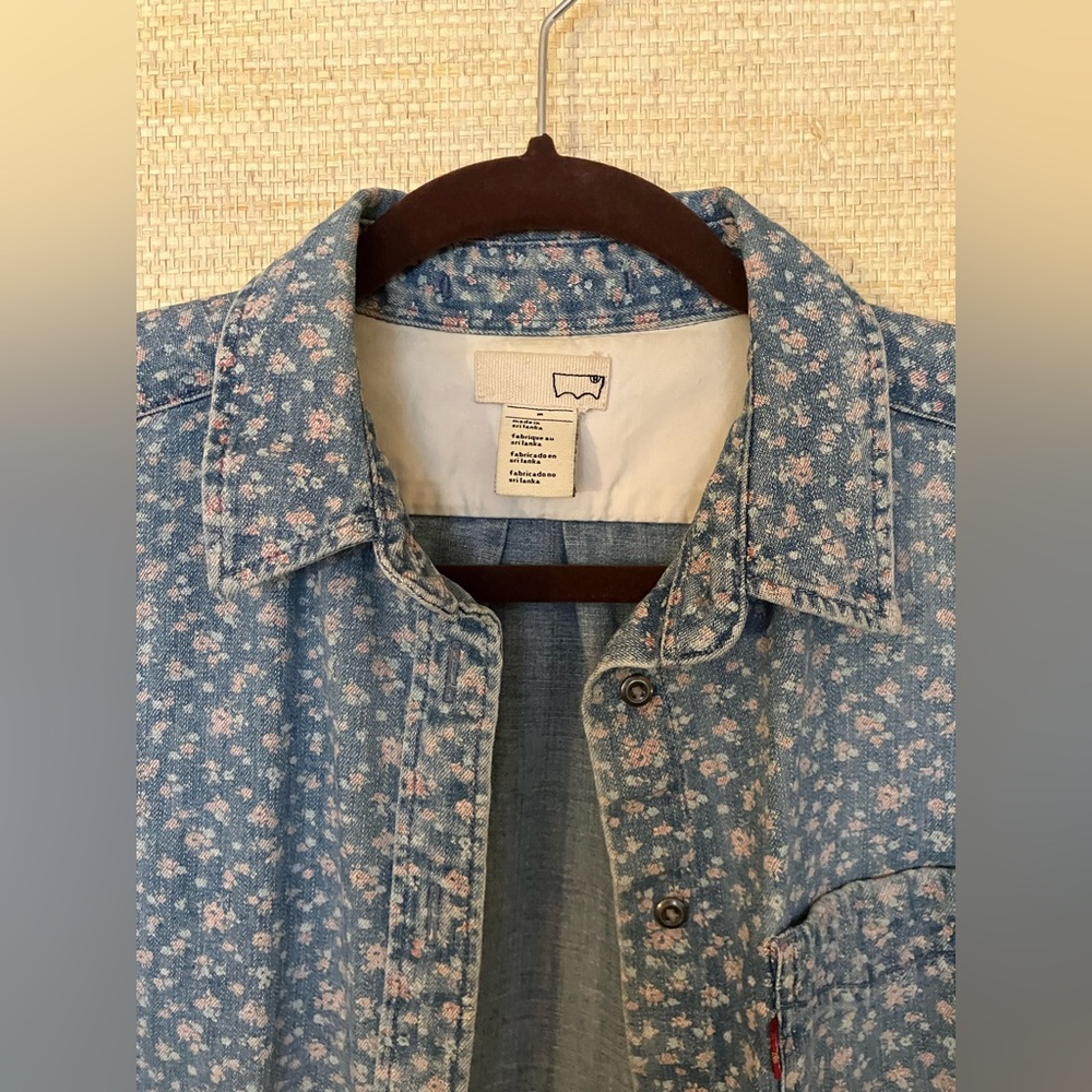 Levi’s denim floral chambray button up size medium - Picture 6 of 12